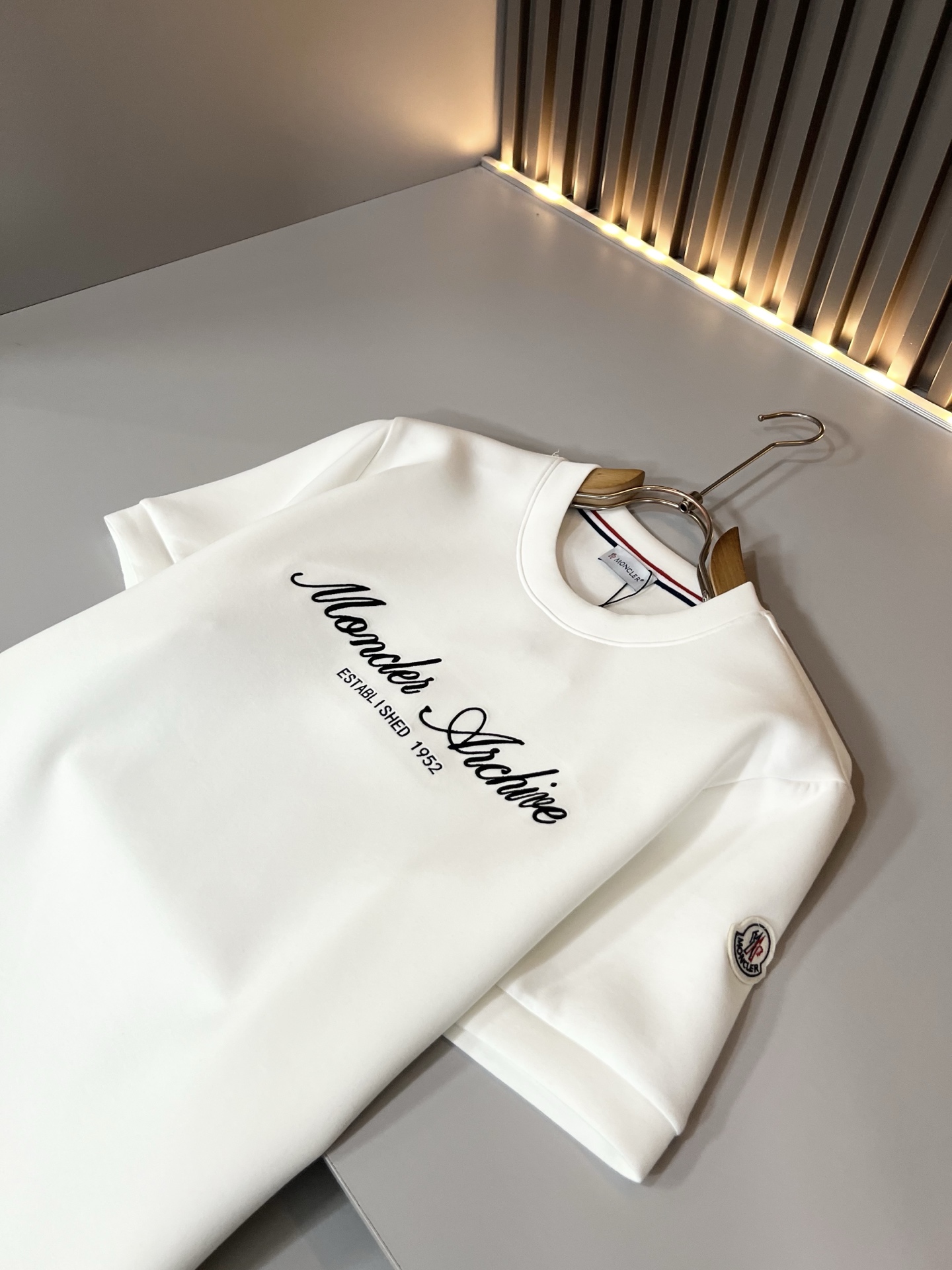Moncler蒙口2026秋冬新款贸易订单短袖打底衫,全品相!!网红款!胸前logo图案刺绣设计!上身舒适透气,不僵硬, Moncler蒙口2026秋冬新款贸易订单短袖打底衫,全品相!!网红款!胸前logo图案刺绣设计!上身舒适透气,不僵硬,