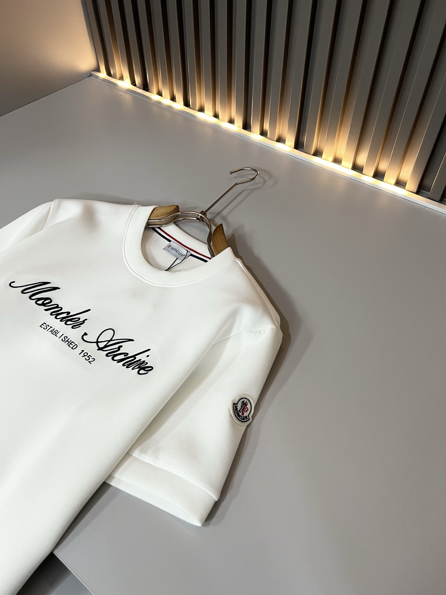 Moncler蒙口2026秋冬新款贸易订单短袖打底衫,全品相!!网红款!胸前logo图案刺绣设计!上身舒适透气,不僵硬, Moncler蒙口2026秋冬新款贸易订单短袖打底衫,全品相!!网红款!胸前logo图案刺绣设计!上身舒适透气,不僵硬,