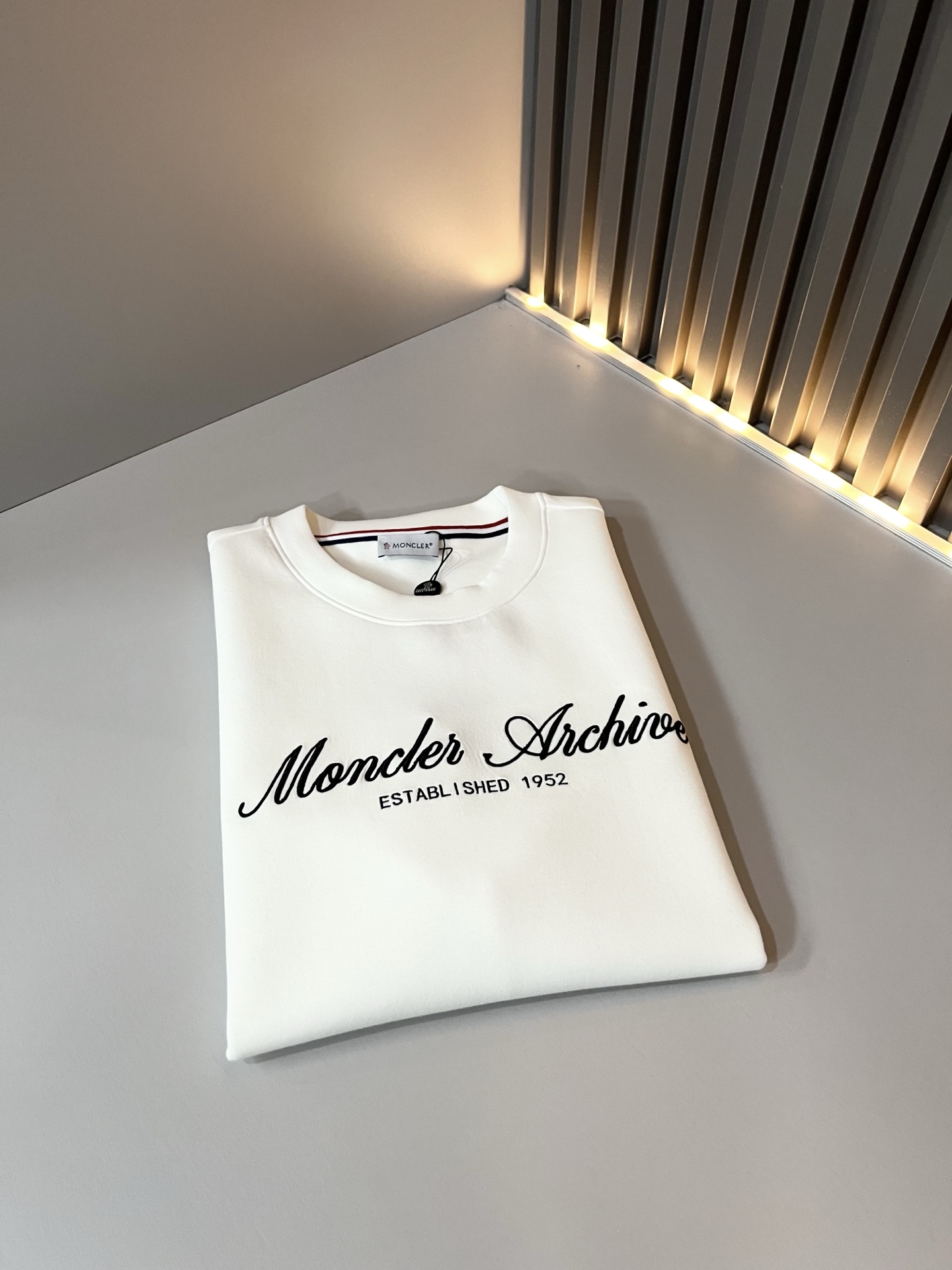 Moncler蒙口2026秋冬新款贸易订单短袖打底衫,全品相!!网红款!胸前logo图案刺绣设计!上身舒适透气,不僵硬, Moncler蒙口2026秋冬新款贸易订单短袖打底衫,全品相!!网红款!胸前logo图案刺绣设计!上身舒适透气,不僵硬,