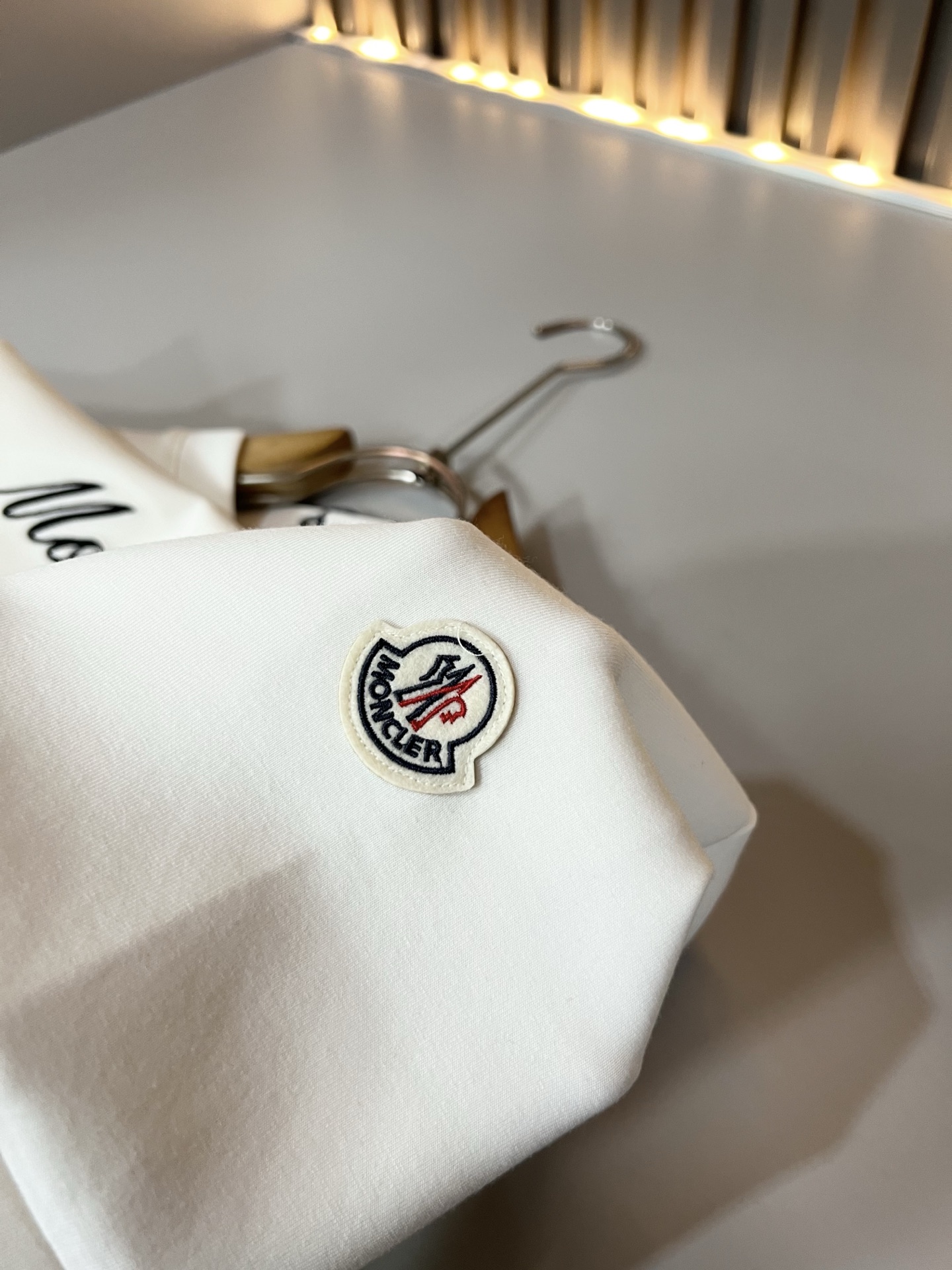 Moncler蒙口2026秋冬新款贸易订单短袖打底衫,全品相!!网红款!胸前logo图案刺绣设计!上身舒适透气,不僵硬, Moncler蒙口2026秋冬新款贸易订单短袖打底衫,全品相!!网红款!胸前logo图案刺绣设计!上身舒适透气,不僵硬,