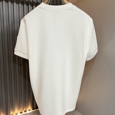 Moncler蒙口2026秋冬新款贸易订单短袖打底衫,全品相!!网红款!胸前logo图案刺绣设计!上身舒适透气,不僵硬, Moncler蒙口2026秋冬新款贸易订单短袖打底衫,全品相!!网红款!胸前logo图案刺绣设计!上身舒适透气,不僵硬,