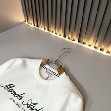Moncler蒙口2026秋冬新款贸易订单短袖打底衫,全品相!!网红款!胸前logo图案刺绣设计!上身舒适透气,不僵硬, Moncler蒙口2026秋冬新款贸易订单短袖打底衫,全品相!!网红款!胸前logo图案刺绣设计!上身舒适透气,不僵硬,