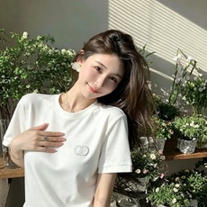 Dio*迪家 2026秋冬新款男女同款👫短袖打底衫,专柜同步发售!定制专属260克纯棉面料,定制原版工艺螺纹,胸前log Dio*迪家 2026秋冬新款男女同款👫短袖打底衫,专柜同步发售!定制专属260克纯棉面料,定制原版工艺螺纹,胸前log