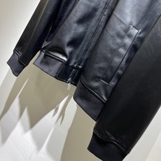 BURBER*Y巴*莉2026秋冬新品洗水皮夹克外套重磅来袭,最近比较火热聚洗水皮面料制作而成,高端户外运动休闲系列,非 BURBER*Y巴*莉2026秋冬新品洗水皮夹克外套重磅来袭,最近比较火热聚洗水皮面料制作而成,高端户外运动休闲系列,非