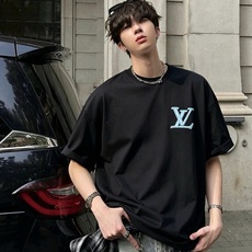 Louis Vuit*on 2026秋冬路易家族轻奢工艺短袖T恤,男女同款👫背后反向铭牌贴布装饰!路易家族的新高端,细节 Louis Vuit*on 2026秋冬路易家族轻奢工艺短袖T恤,男女同款👫背后反向铭牌贴布装饰!路易家族的新高端,细节