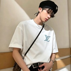 Louis Vuit*on 2026秋冬路易家族轻奢工艺短袖T恤,男女同款👫背后反向铭牌贴布装饰!路易家族的新高端,细节 Louis Vuit*on 2026秋冬路易家族轻奢工艺短袖T恤,男女同款👫背后反向铭牌贴布装饰!路易家族的新高端,细节