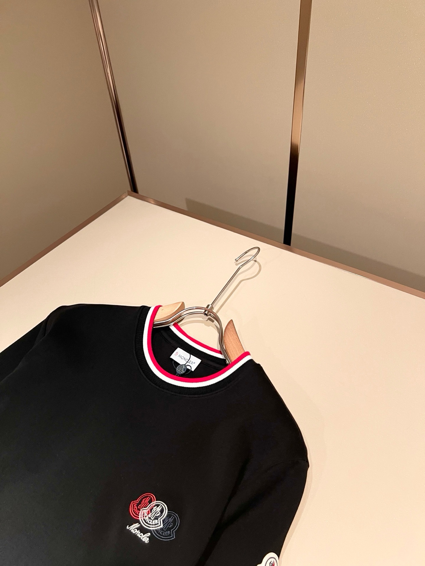 Moncler蒙口2026秋冬新款贸易订单打底衫,全品相!!网红款!胸前logo图案刺绣设计!上身舒适透气,不僵硬,整体 Moncler蒙口2026秋冬新款贸易订单打底衫,全品相!!网红款!胸前logo图案刺绣设计!上身舒适透气,不僵硬,整体