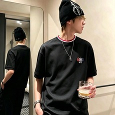 Moncler蒙口2026秋冬新款贸易订单打底衫,全品相!!网红款!胸前logo图案刺绣设计!上身舒适透气,不僵硬,整体 Moncler蒙口2026秋冬新款贸易订单打底衫,全品相!!网红款!胸前logo图案刺绣设计!上身舒适透气,不僵硬,整体