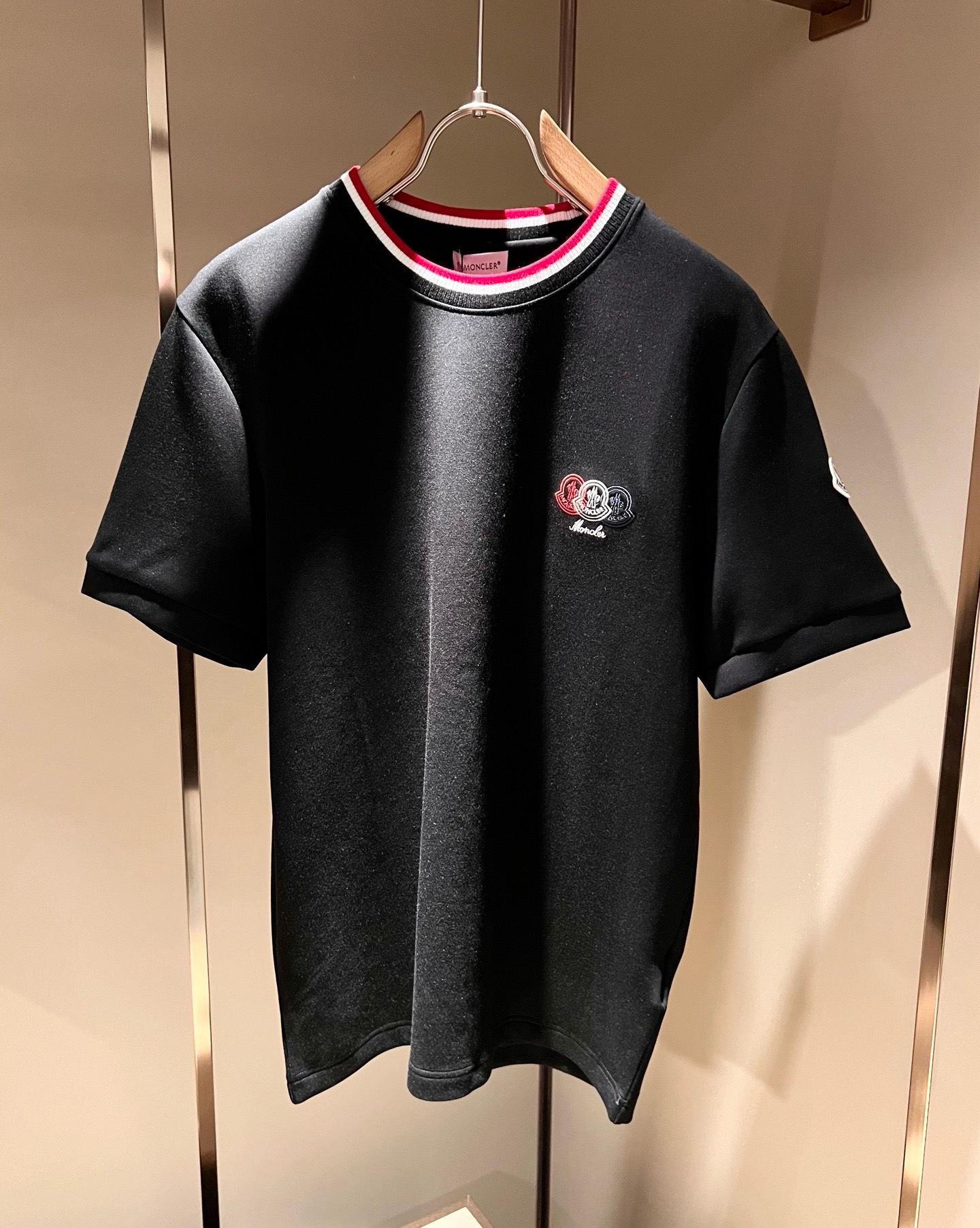 Moncler蒙口2026秋冬新款贸易订单打底衫,全品相!!网红款!胸前logo图案刺绣设计!上身舒适透气,不僵硬,整体 Moncler蒙口2026秋冬新款贸易订单打底衫,全品相!!网红款!胸前logo图案刺绣设计!上身舒适透气,不僵硬,整体