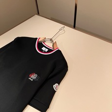 Moncler蒙口2026秋冬新款贸易订单打底衫,全品相!!网红款!胸前logo图案刺绣设计!上身舒适透气,不僵硬,整体 Moncler蒙口2026秋冬新款贸易订单打底衫,全品相!!网红款!胸前logo图案刺绣设计!上身舒适透气,不僵硬,整体