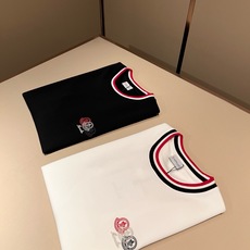 Moncler蒙口2026秋冬新款贸易订单打底衫,全品相!!网红款!胸前logo图案刺绣设计!上身舒适透气,不僵硬,整体 Moncler蒙口2026秋冬新款贸易订单打底衫,全品相!!网红款!胸前logo图案刺绣设计!上身舒适透气,不僵硬,整体