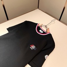 Moncler蒙口2026秋冬新款贸易订单打底衫,全品相!!网红款!胸前logo图案刺绣设计!上身舒适透气,不僵硬,整体 Moncler蒙口2026秋冬新款贸易订单打底衫,全品相!!网红款!胸前logo图案刺绣设计!上身舒适透气,不僵硬,整体