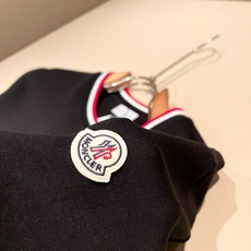 Moncler蒙口2026秋冬新款贸易订单打底衫,全品相!!网红款!胸前logo图案刺绣设计!上身舒适透气,不僵硬,整体 Moncler蒙口2026秋冬新款贸易订单打底衫,全品相!!网红款!胸前logo图案刺绣设计!上身舒适透气,不僵硬,整体