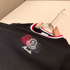 Moncler蒙口2026秋冬新款贸易订单打底衫,全品相!!网红款!胸前logo图案刺绣设计!上身舒适透气,不僵硬,整体 Moncler蒙口2026秋冬新款贸易订单打底衫,全品相!!网红款!胸前logo图案刺绣设计!上身舒适透气,不僵硬,整体