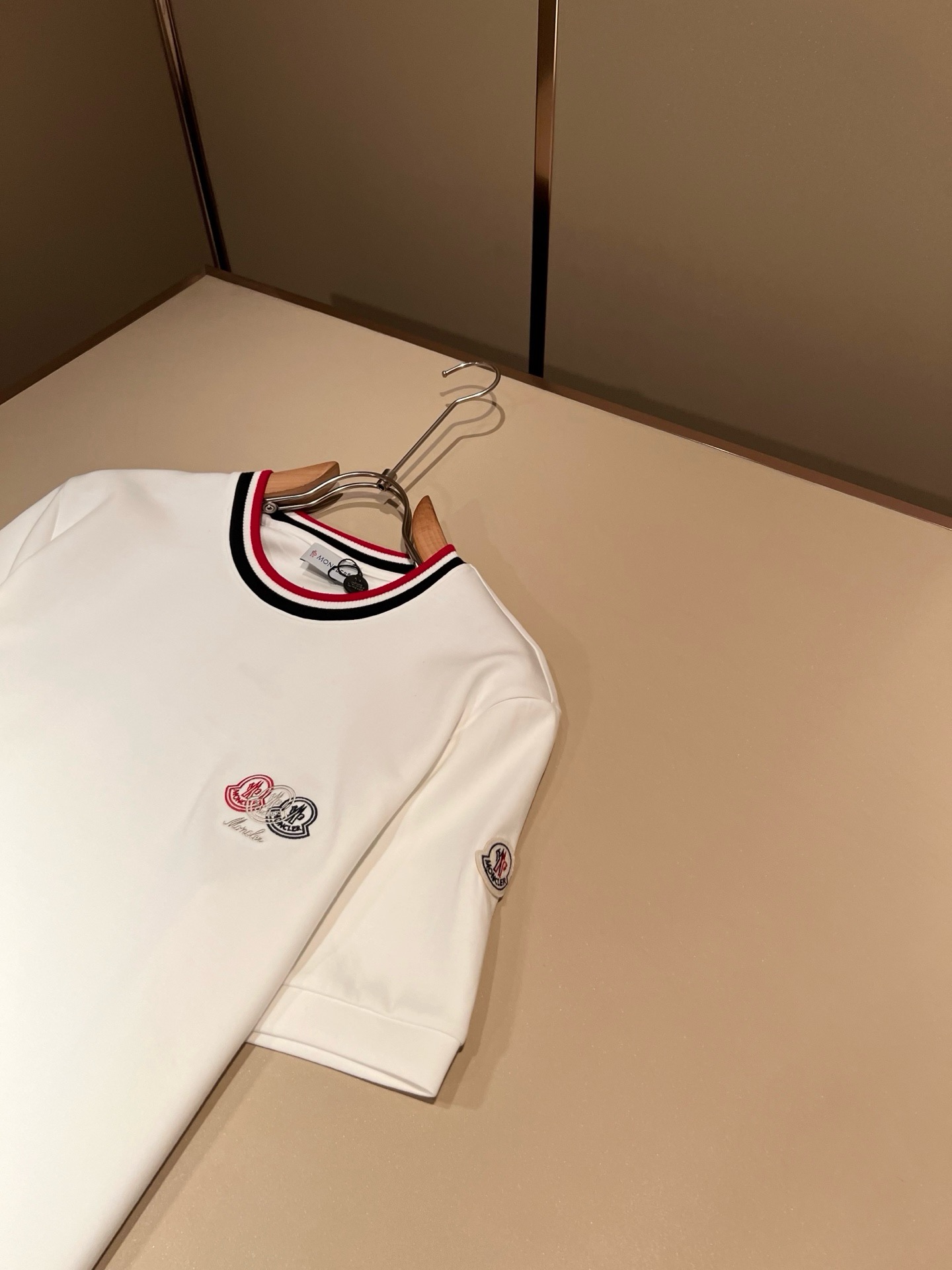 Moncler蒙口2026秋冬新款贸易订单打底衫,全品相!!网红款!胸前logo图案刺绣设计!上身舒适透气,不僵硬,整体 Moncler蒙口2026秋冬新款贸易订单打底衫,全品相!!网红款!胸前logo图案刺绣设计!上身舒适透气,不僵硬,整体