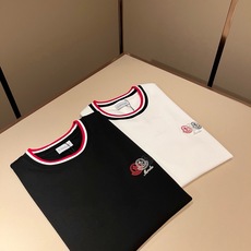 Moncler蒙口2026秋冬新款贸易订单打底衫,全品相!!网红款!胸前logo图案刺绣设计!上身舒适透气,不僵硬,整体 Moncler蒙口2026秋冬新款贸易订单打底衫,全品相!!网红款!胸前logo图案刺绣设计!上身舒适透气,不僵硬,整体