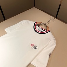 Moncler蒙口2026秋冬新款贸易订单打底衫,全品相!!网红款!胸前logo图案刺绣设计!上身舒适透气,不僵硬,整体 Moncler蒙口2026秋冬新款贸易订单打底衫,全品相!!网红款!胸前logo图案刺绣设计!上身舒适透气,不僵硬,整体