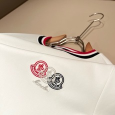 Moncler蒙口2026秋冬新款贸易订单打底衫,全品相!!网红款!胸前logo图案刺绣设计!上身舒适透气,不僵硬,整体 Moncler蒙口2026秋冬新款贸易订单打底衫,全品相!!网红款!胸前logo图案刺绣设计!上身舒适透气,不僵硬,整体
