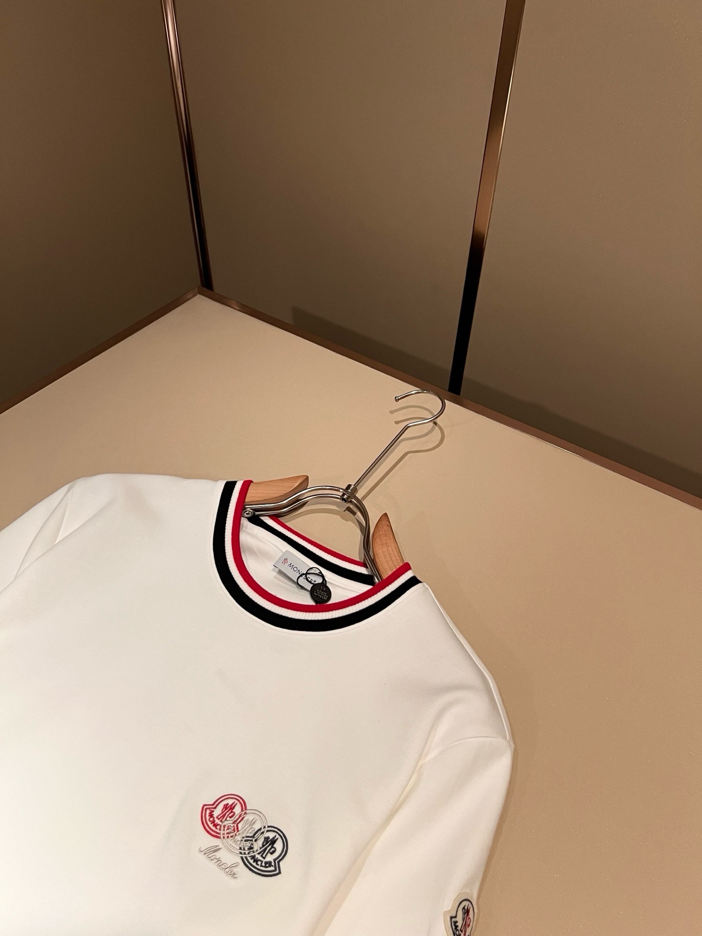 Moncler蒙口2026秋冬新款贸易订单打底衫,全品相!!网红款!胸前logo图案刺绣设计!上身舒适透气,不僵硬,整体 Moncler蒙口2026秋冬新款贸易订单打底衫,全品相!!网红款!胸前logo图案刺绣设计!上身舒适透气,不僵硬,整体