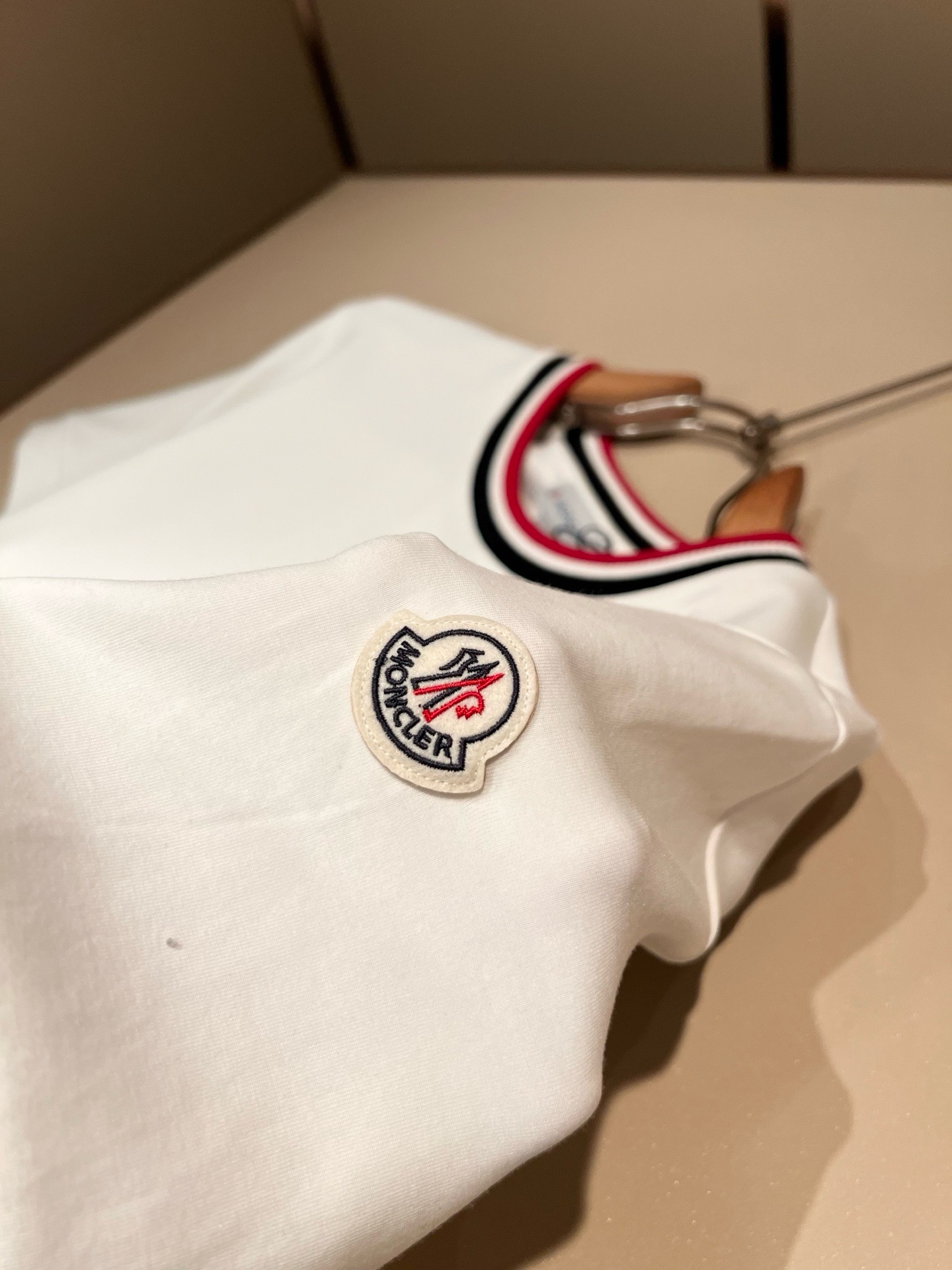 Moncler蒙口2026秋冬新款贸易订单打底衫,全品相!!网红款!胸前logo图案刺绣设计!上身舒适透气,不僵硬,整体 Moncler蒙口2026秋冬新款贸易订单打底衫,全品相!!网红款!胸前logo图案刺绣设计!上身舒适透气,不僵硬,整体