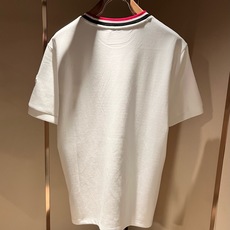 Moncler蒙口2026秋冬新款贸易订单打底衫,全品相!!网红款!胸前logo图案刺绣设计!上身舒适透气,不僵硬,整体 Moncler蒙口2026秋冬新款贸易订单打底衫,全品相!!网红款!胸前logo图案刺绣设计!上身舒适透气,不僵硬,整体