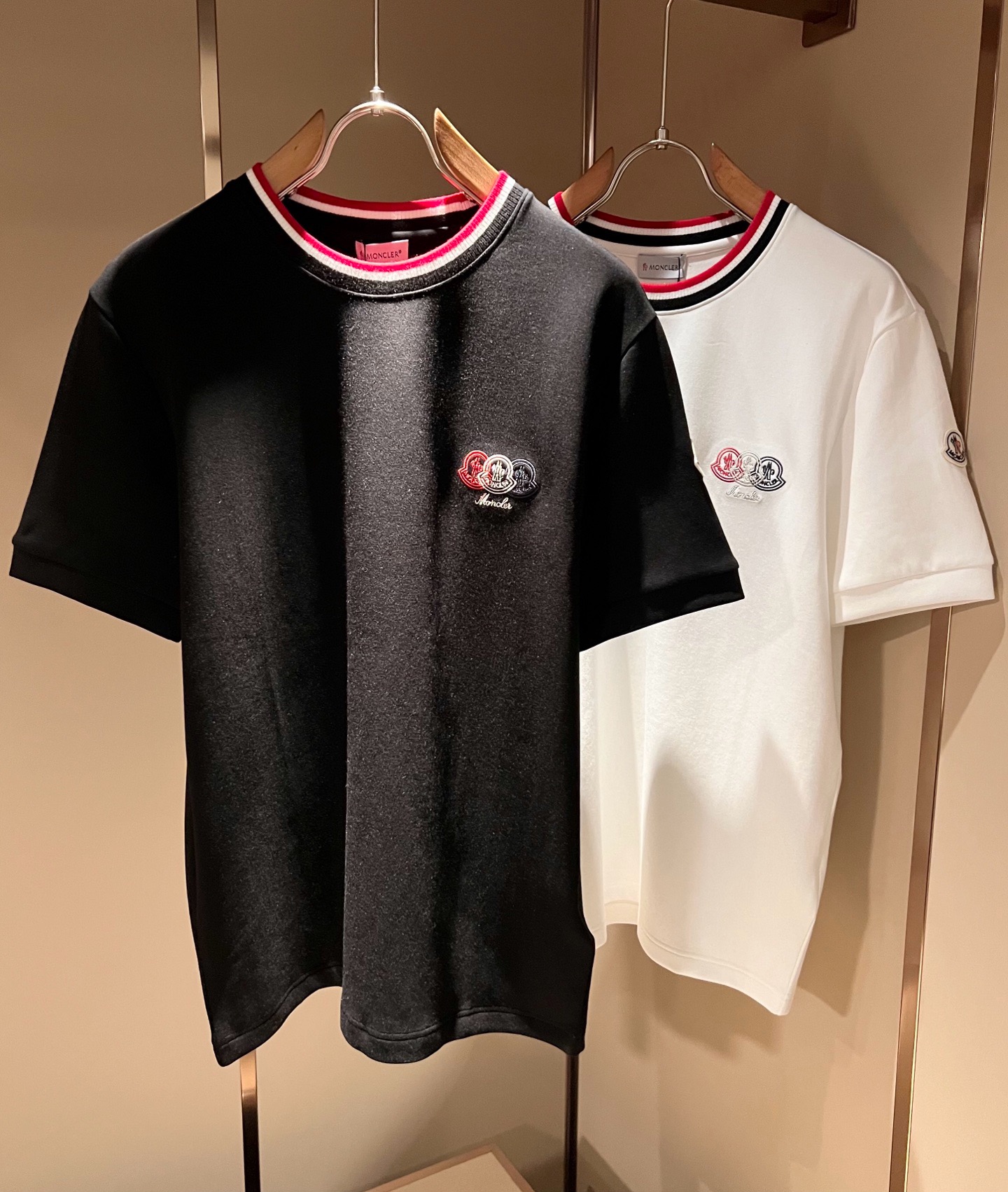 Moncler蒙口2026秋冬新款贸易订单打底衫,全品相!!网红款!胸前logo图案刺绣设计!上身舒适透气,不僵硬,整体 Moncler蒙口2026秋冬新款贸易订单打底衫,全品相!!网红款!胸前logo图案刺绣设计!上身舒适透气,不僵硬,整体
