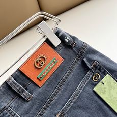 Guc*古奇 2026春夏新品男士高端休闲百搭四季通勤修身剪裁牛仔裤!对于粉丝来说,这样大气的经典设计足矣一眼种草,是今 Guc*古奇 2026春夏新品男士高端休闲百搭四季通勤修身剪裁牛仔裤!对于粉丝来说,这样大气的经典设计足矣一眼种草,是今