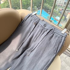 BURBER*Y巴*莉 2026春夏男士休闲裤,男士经典基础款小直筒裤 简洁纯色百搭款五金logo辅料配合 标志性明显, BURBER*Y巴*莉 2026春夏男士休闲裤,男士经典基础款小直筒裤 简洁纯色百搭款五金logo辅料配合 标志性明显,