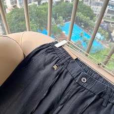 BURBER*Y巴*莉 2026春夏男士休闲裤,男士经典基础款小直筒裤 简洁纯色百搭款五金logo辅料配合 标志性明显, BURBER*Y巴*莉 2026春夏男士休闲裤,男士经典基础款小直筒裤 简洁纯色百搭款五金logo辅料配合 标志性明显,