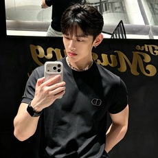 Dio*迪家 2026秋冬新款男女同款👫短袖打底衫,专柜同步发售!定制专属260克纯棉面料,定制原版工艺螺纹,胸前log Dio*迪家 2026秋冬新款男女同款👫短袖打底衫,专柜同步发售!定制专属260克纯棉面料,定制原版工艺螺纹,胸前log