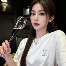 LouisVuitt*路易*登 2026秋冬新款男女👫短袖打底衫,非常时髦胸前logo刺绣修饰!区别于以往的不同,宣示品 LouisVuitt*路易*登 2026秋冬新款男女👫短袖打底衫,非常时髦胸前logo刺绣修饰!区别于以往的不同,宣示品