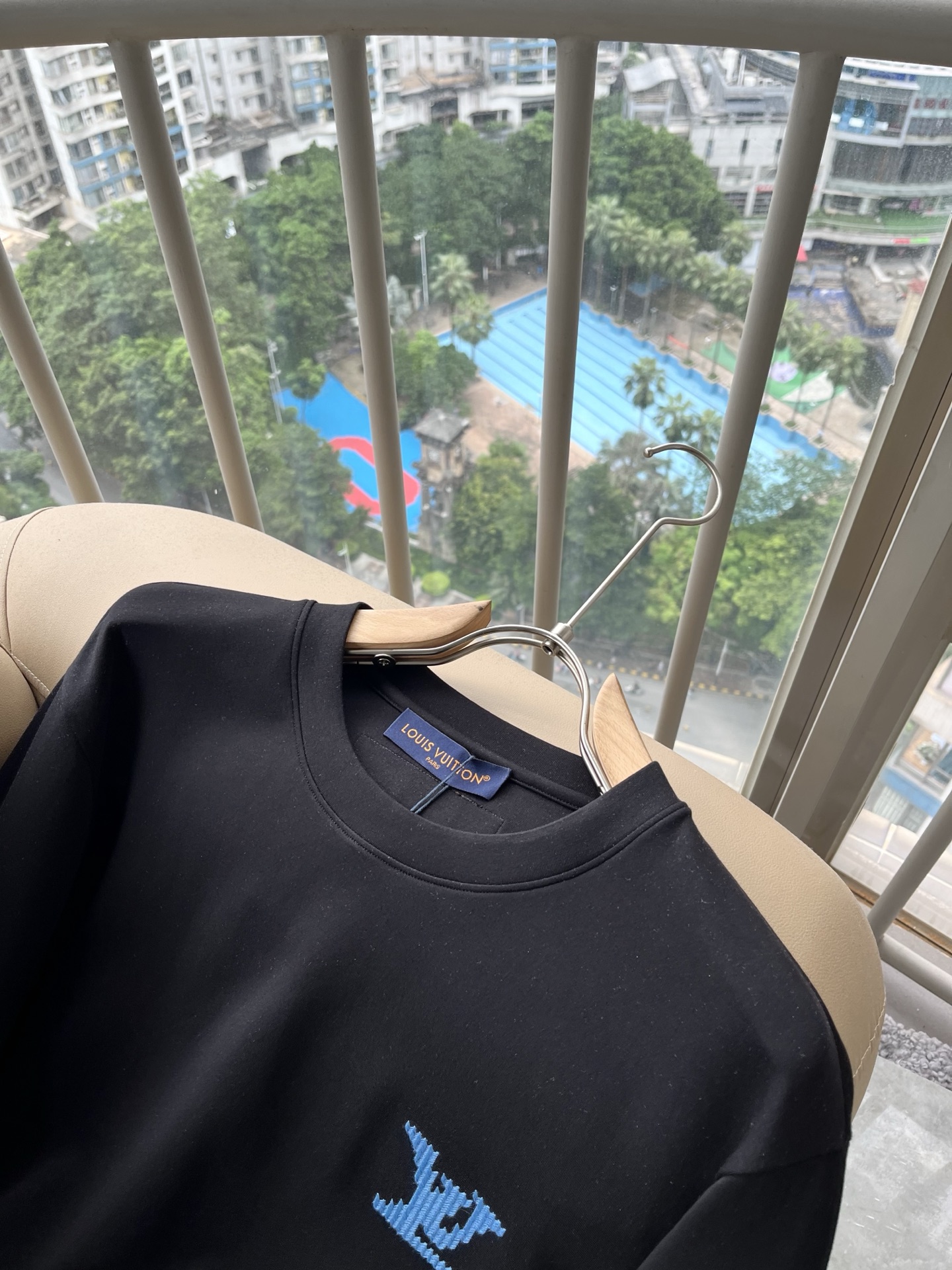 LouisVuitt*路易*登 2026秋冬新款男士长袖打底衫,非常时髦胸前logo刺绣修饰!区别于以往的不同,宣示品牌 LouisVuitt*路易*登 2026秋冬新款男士长袖打底衫,非常时髦胸前logo刺绣修饰!区别于以往的不同,宣示品牌