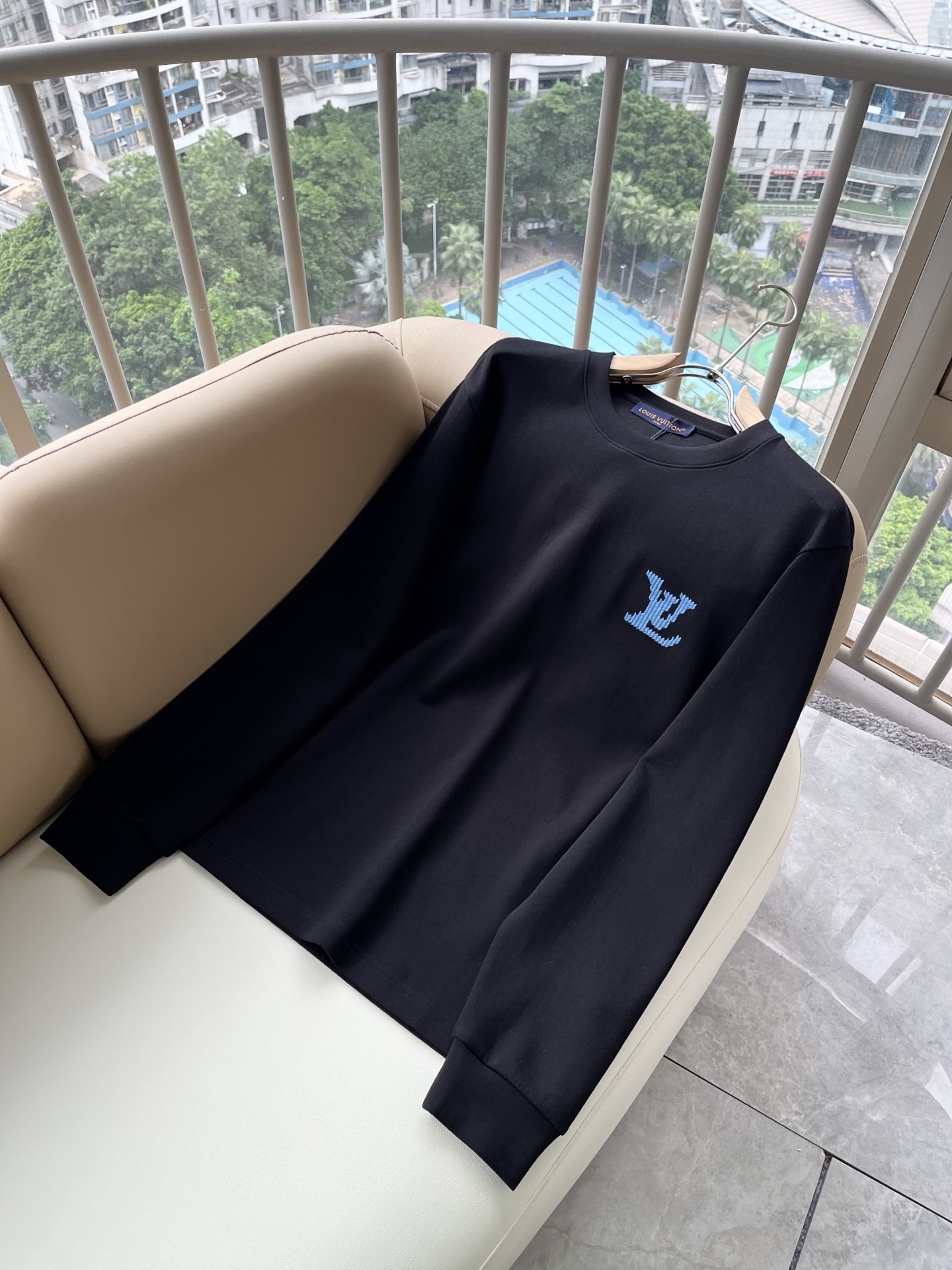 LouisVuitt*路易*登 2026秋冬新款男士长袖打底衫,非常时髦胸前logo刺绣修饰!区别于以往的不同,宣示品牌 LouisVuitt*路易*登 2026秋冬新款男士长袖打底衫,非常时髦胸前logo刺绣修饰!区别于以往的不同,宣示品牌