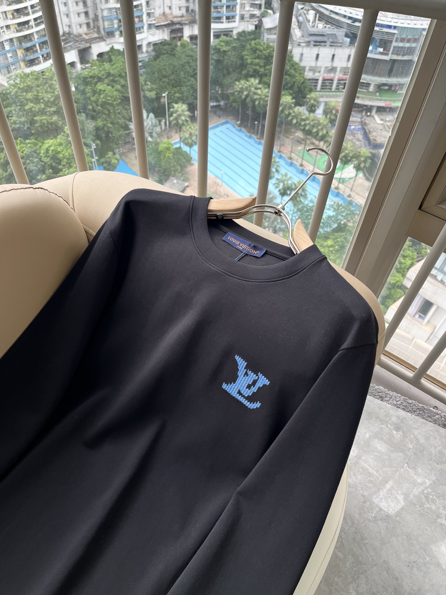 LouisVuitt*路易*登 2026秋冬新款男士长袖打底衫,非常时髦胸前logo刺绣修饰!区别于以往的不同,宣示品牌 LouisVuitt*路易*登 2026秋冬新款男士长袖打底衫,非常时髦胸前logo刺绣修饰!区别于以往的不同,宣示品牌