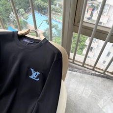 LouisVuitt*路易*登 2026秋冬新款男士长袖打底衫,非常时髦胸前logo刺绣修饰!区别于以往的不同,宣示品牌 LouisVuitt*路易*登 2026秋冬新款男士长袖打底衫,非常时髦胸前logo刺绣修饰!区别于以往的不同,宣示品牌