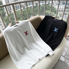LouisVuitt*路易*登 2026秋冬新款男士长袖打底衫,非常时髦胸前logo刺绣修饰!区别于以往的不同,宣示品牌 LouisVuitt*路易*登 2026秋冬新款男士长袖打底衫,非常时髦胸前logo刺绣修饰!区别于以往的不同,宣示品牌