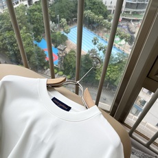 LouisVuitt*路易*登 2026秋冬新款男士长袖打底衫,非常时髦胸前logo刺绣修饰!区别于以往的不同,宣示品牌 LouisVuitt*路易*登 2026秋冬新款男士长袖打底衫,非常时髦胸前logo刺绣修饰!区别于以往的不同,宣示品牌