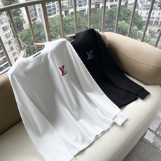 LouisVuitt*路易*登 2026秋冬新款男士长袖打底衫,非常时髦胸前logo刺绣修饰!区别于以往的不同,宣示品牌 LouisVuitt*路易*登 2026秋冬新款男士长袖打底衫,非常时髦胸前logo刺绣修饰!区别于以往的不同,宣示品牌