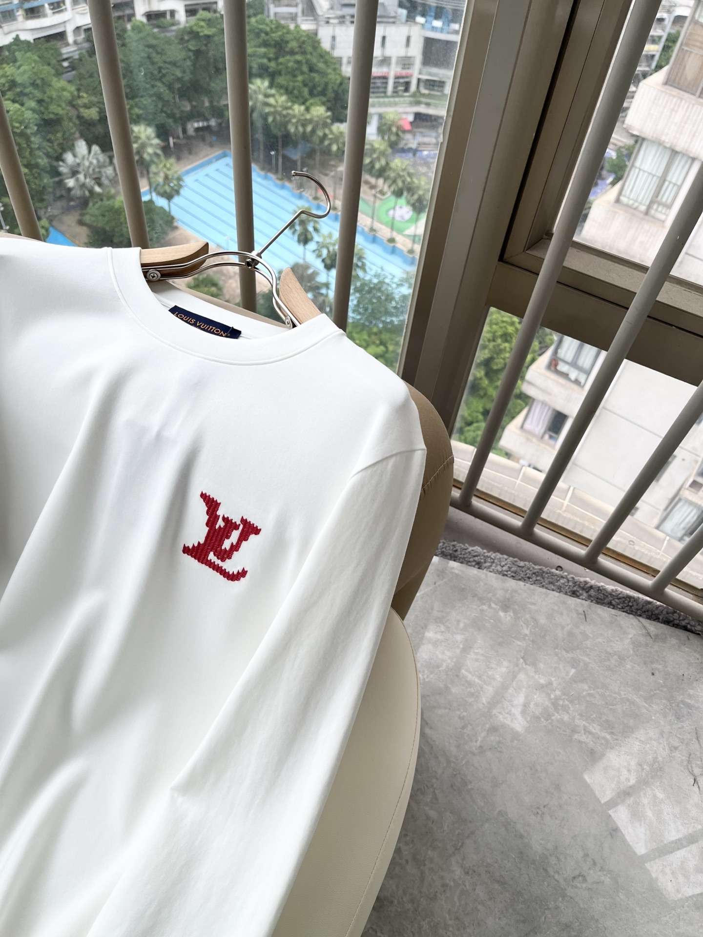 LouisVuitt*路易*登 2026秋冬新款男士长袖打底衫,非常时髦胸前logo刺绣修饰!区别于以往的不同,宣示品牌 LouisVuitt*路易*登 2026秋冬新款男士长袖打底衫,非常时髦胸前logo刺绣修饰!区别于以往的不同,宣示品牌