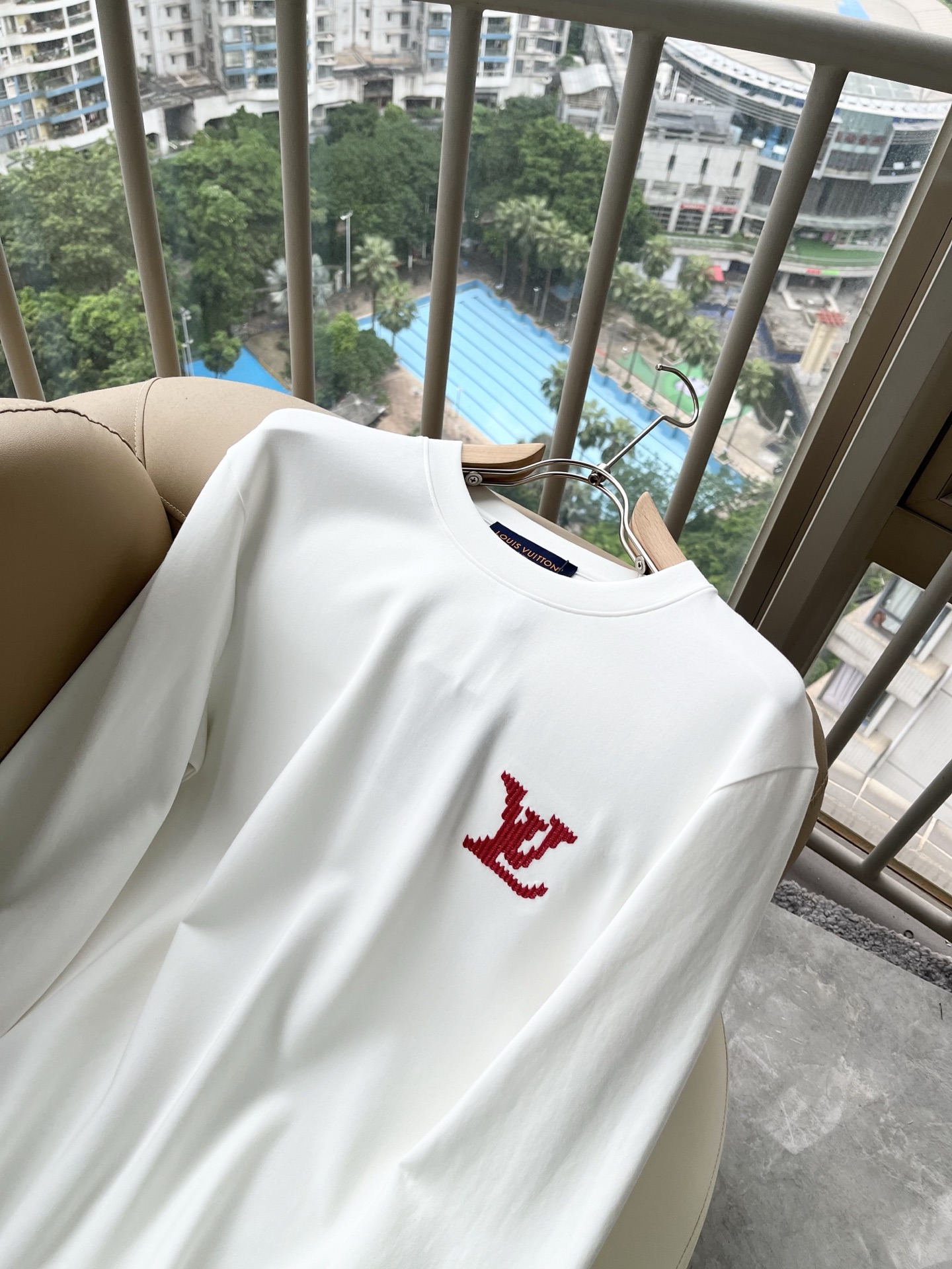 LouisVuitt*路易*登 2026秋冬新款男士长袖打底衫,非常时髦胸前logo刺绣修饰!区别于以往的不同,宣示品牌 LouisVuitt*路易*登 2026秋冬新款男士长袖打底衫,非常时髦胸前logo刺绣修饰!区别于以往的不同,宣示品牌