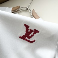 LouisVuitt*路易*登 2026秋冬新款男士长袖打底衫,非常时髦胸前logo刺绣修饰!区别于以往的不同,宣示品牌 LouisVuitt*路易*登 2026秋冬新款男士长袖打底衫,非常时髦胸前logo刺绣修饰!区别于以往的不同,宣示品牌
