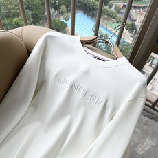 Moncler蒙口2026秋冬新款贸易订单长袖打底衫,全品相!!网红款!胸前logo图案刺绣设计!上身舒适透气,不僵硬, Moncler蒙口2026秋冬新款贸易订单长袖打底衫,全品相!!网红款!胸前logo图案刺绣设计!上身舒适透气,不僵硬,