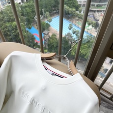 Moncler蒙口2026秋冬新款贸易订单长袖打底衫,全品相!!网红款!胸前logo图案刺绣设计!上身舒适透气,不僵硬, Moncler蒙口2026秋冬新款贸易订单长袖打底衫,全品相!!网红款!胸前logo图案刺绣设计!上身舒适透气,不僵硬,