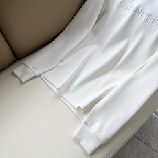 Moncler蒙口2026秋冬新款贸易订单长袖打底衫,全品相!!网红款!胸前logo图案刺绣设计!上身舒适透气,不僵硬, Moncler蒙口2026秋冬新款贸易订单长袖打底衫,全品相!!网红款!胸前logo图案刺绣设计!上身舒适透气,不僵硬,