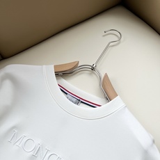 Moncler蒙口2026秋冬新款贸易订单长袖打底衫,全品相!!网红款!胸前logo图案刺绣设计!上身舒适透气,不僵硬, Moncler蒙口2026秋冬新款贸易订单长袖打底衫,全品相!!网红款!胸前logo图案刺绣设计!上身舒适透气,不僵硬,