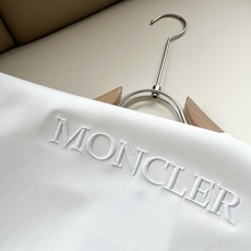 Moncler蒙口2026秋冬新款贸易订单长袖打底衫,全品相!!网红款!胸前logo图案刺绣设计!上身舒适透气,不僵硬, Moncler蒙口2026秋冬新款贸易订单长袖打底衫,全品相!!网红款!胸前logo图案刺绣设计!上身舒适透气,不僵硬,