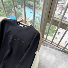 Moncler蒙口2026秋冬新款贸易订单长袖打底衫,全品相!!网红款!胸前logo图案刺绣设计!上身舒适透气,不僵硬, Moncler蒙口2026秋冬新款贸易订单长袖打底衫,全品相!!网红款!胸前logo图案刺绣设计!上身舒适透气,不僵硬,