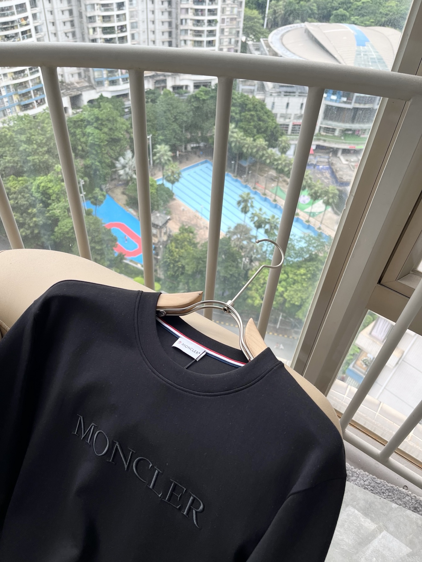 Moncler蒙口2026秋冬新款贸易订单长袖打底衫,全品相!!网红款!胸前logo图案刺绣设计!上身舒适透气,不僵硬, Moncler蒙口2026秋冬新款贸易订单长袖打底衫,全品相!!网红款!胸前logo图案刺绣设计!上身舒适透气,不僵硬,