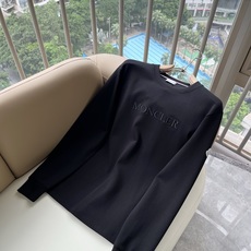Moncler蒙口2026秋冬新款贸易订单长袖打底衫,全品相!!网红款!胸前logo图案刺绣设计!上身舒适透气,不僵硬, Moncler蒙口2026秋冬新款贸易订单长袖打底衫,全品相!!网红款!胸前logo图案刺绣设计!上身舒适透气,不僵硬,