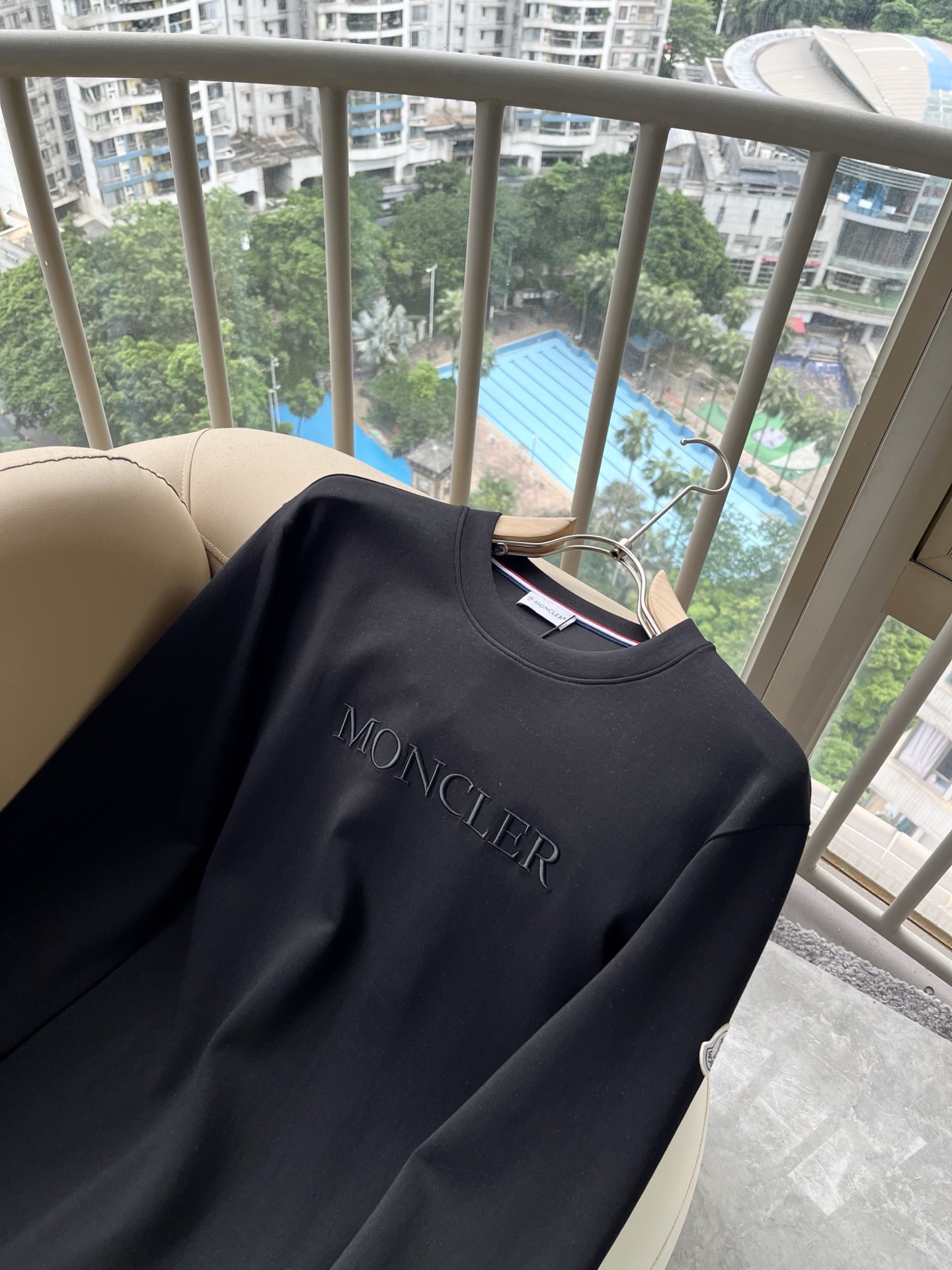 Moncler蒙口2026秋冬新款贸易订单长袖打底衫,全品相!!网红款!胸前logo图案刺绣设计!上身舒适透气,不僵硬, Moncler蒙口2026秋冬新款贸易订单长袖打底衫,全品相!!网红款!胸前logo图案刺绣设计!上身舒适透气,不僵硬,